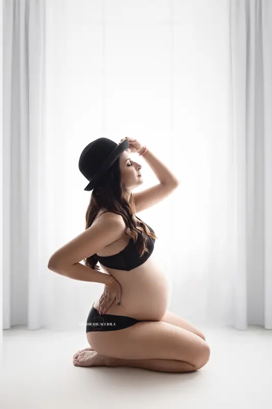 Photo grossesse à Orléans : portrait de future maman, cadrage vertical doux, couleurs naturelles