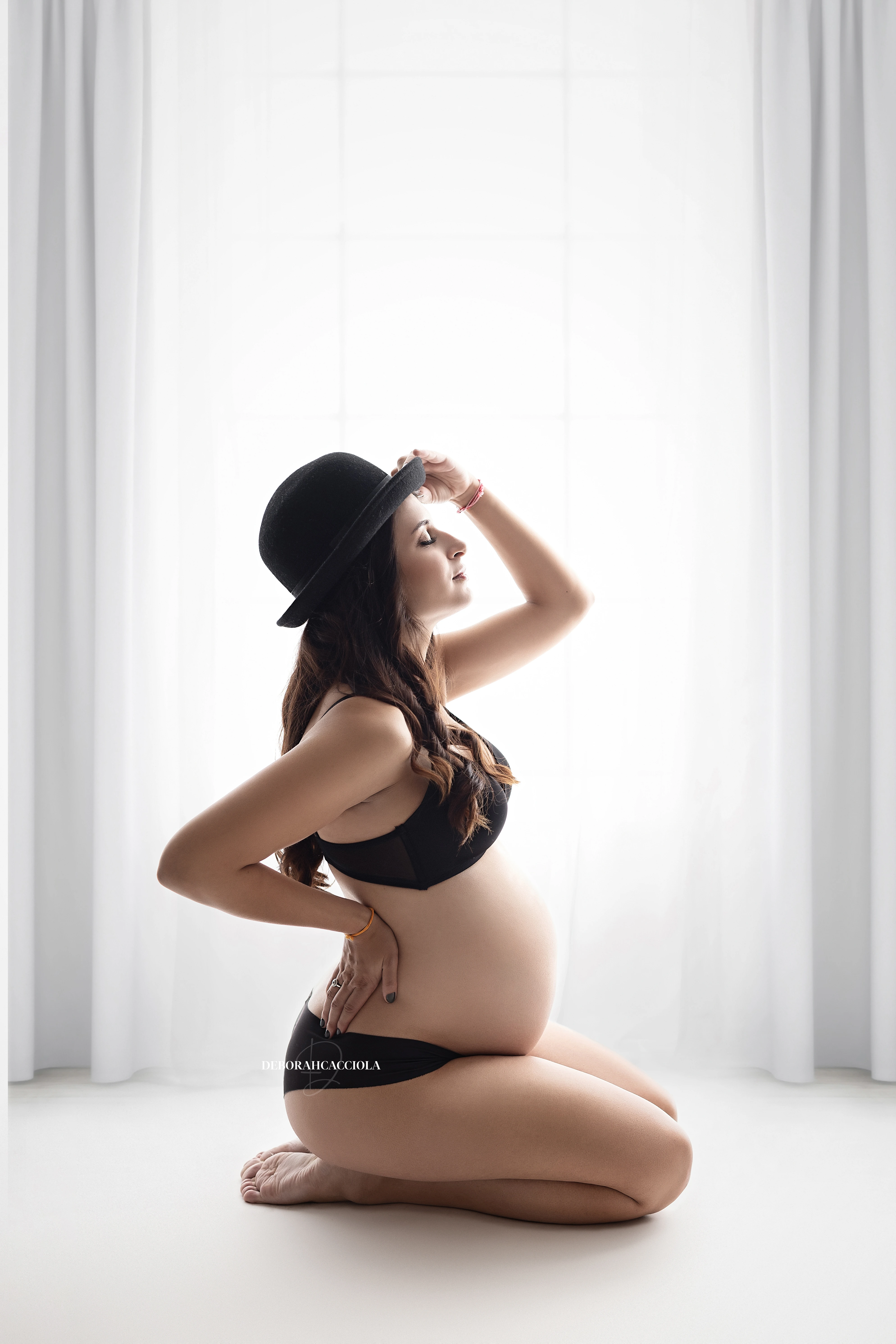 Photo grossesse à Orléans : portrait de future maman, cadrage vertical doux, couleurs naturelles