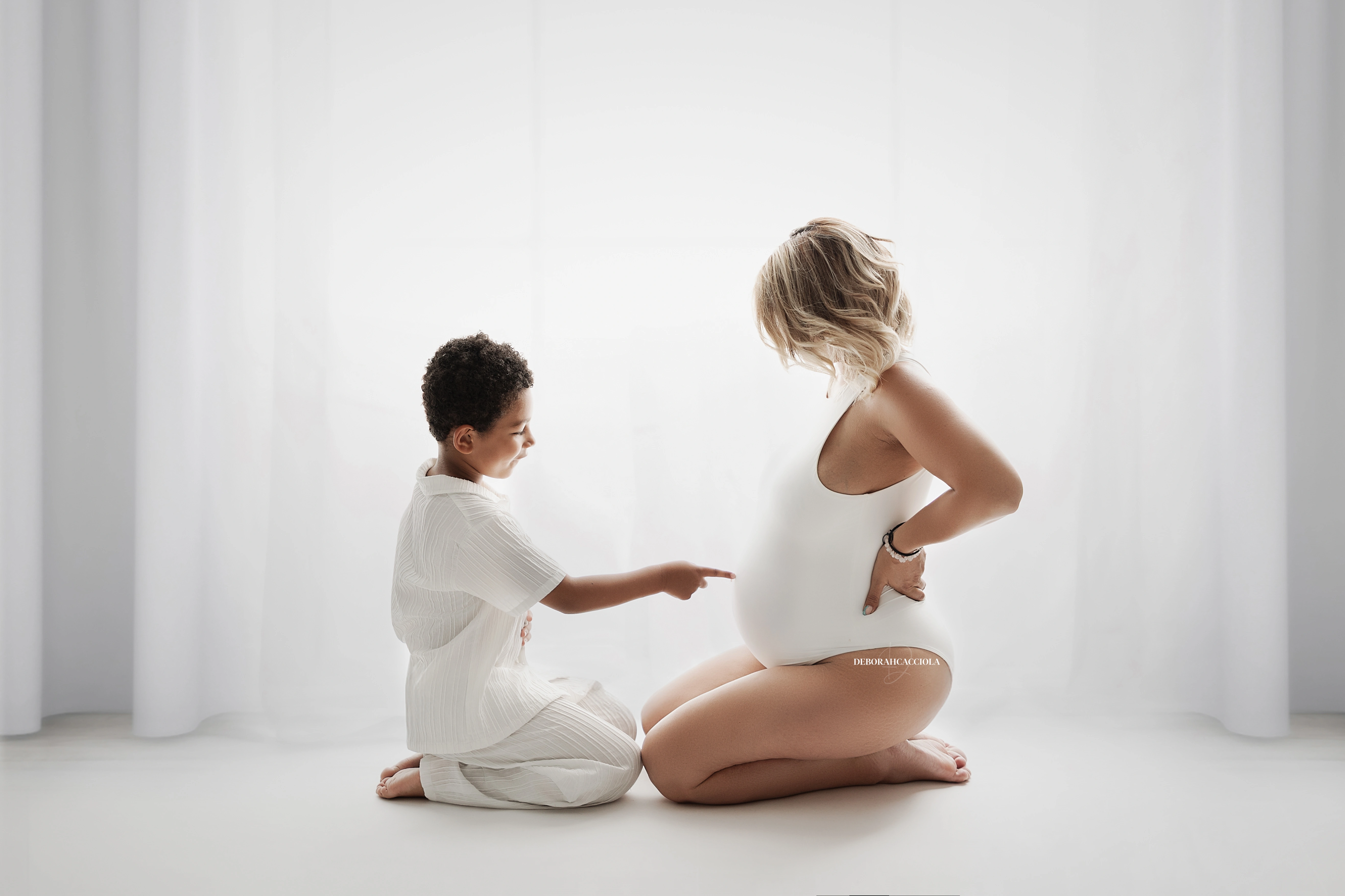 Séance grossesse grossesse à Orléans, future maman, cadrage horizontal équilibré, traitement monochrome élégant