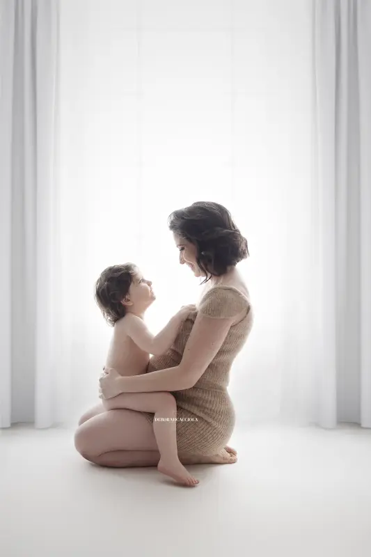Portrait maternité grossesse à Orléans, maternité naturelle, portrait vertical soigné, traitement monochrome élégant