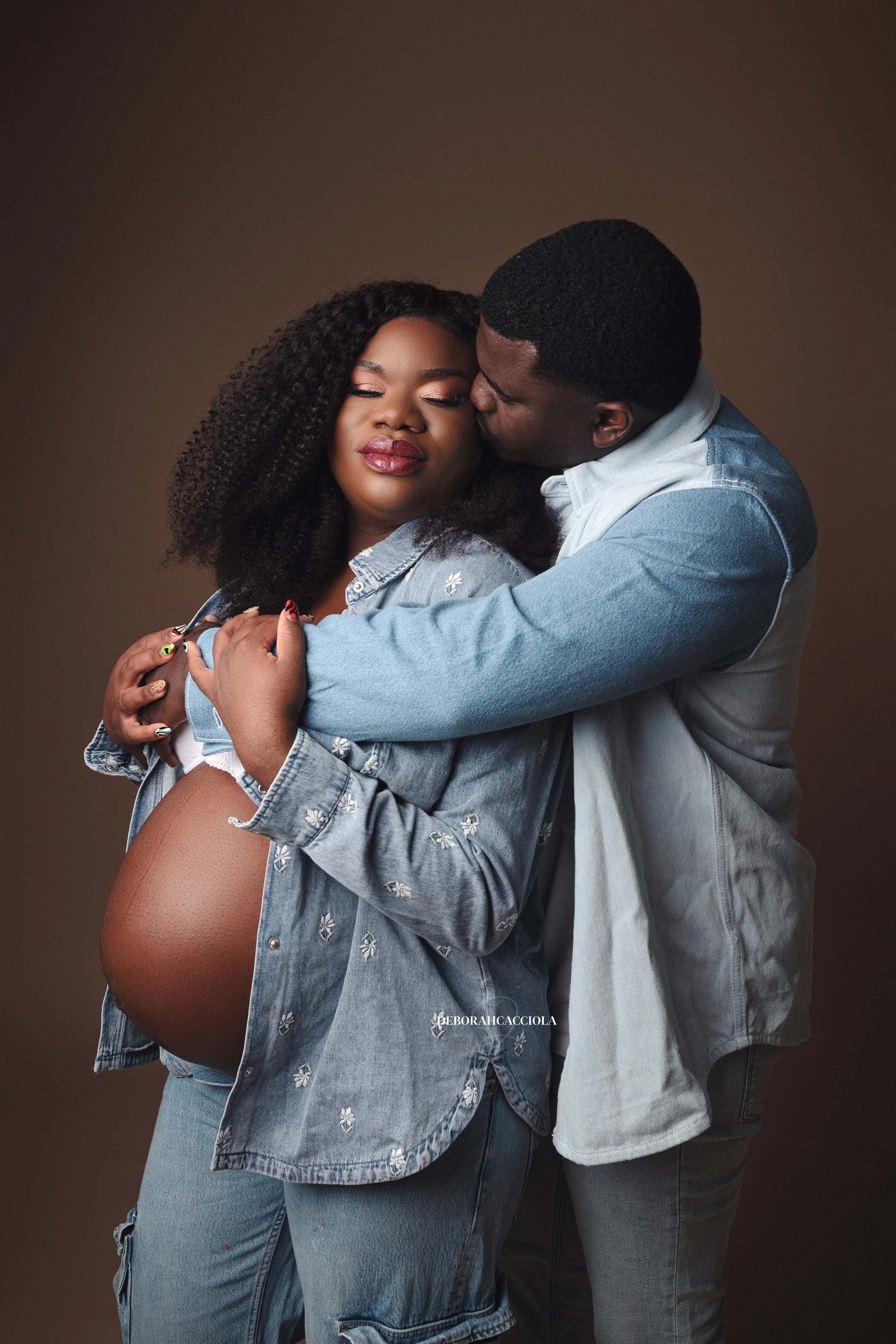 Photo grossesse à Orléans : instant de grossesse, plan vertical élégant, couleurs naturelles