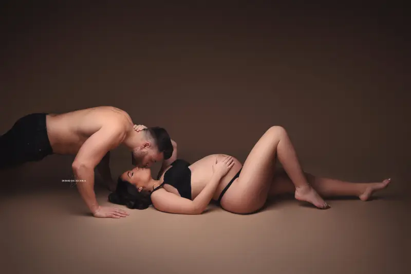 Scène grossesse en studio à Orléans : silhouette de maternité, mise en scène horizontale douce, tonalités naturelles