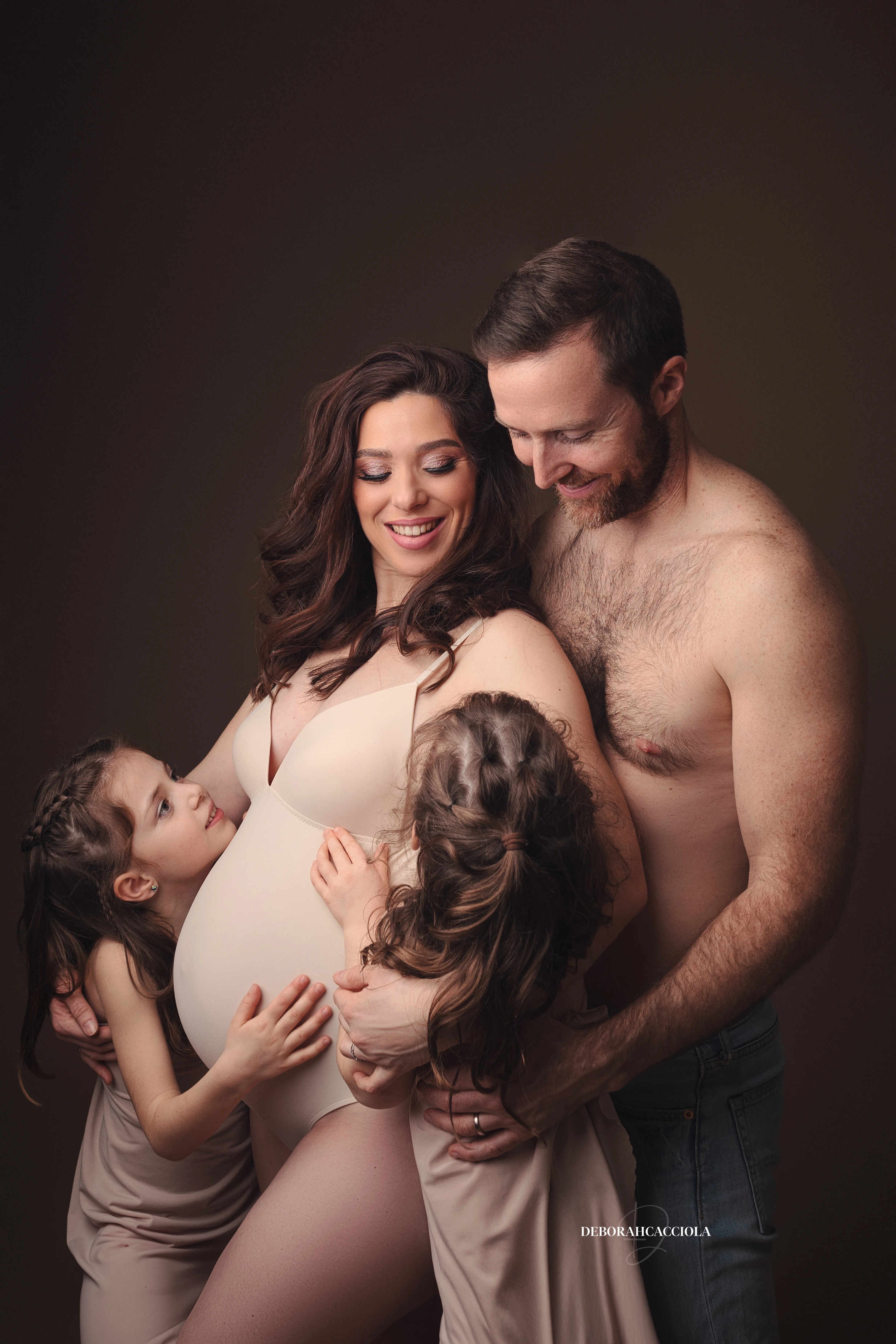 Portrait grossesse à Orléans, instant de grossesse, plan vertical élégant, en couleur