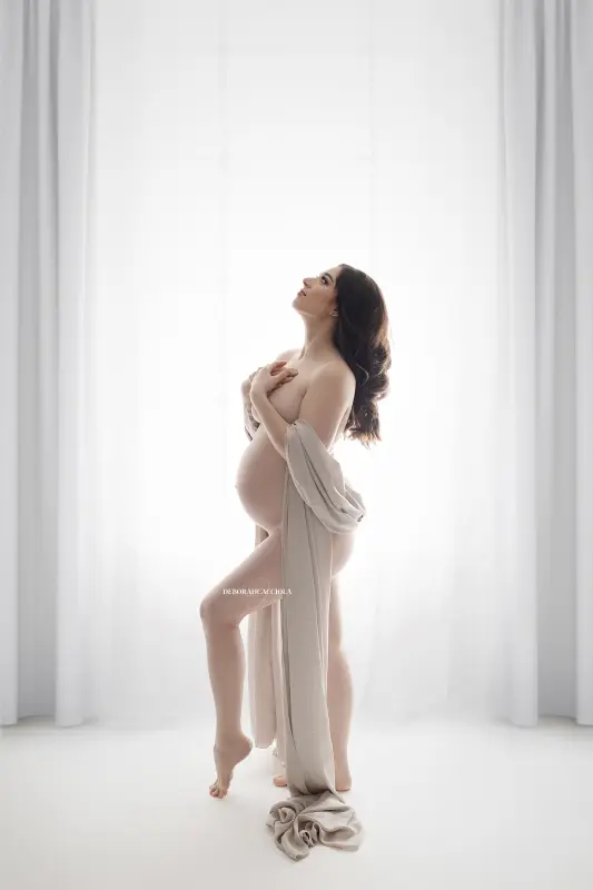 Portrait maternité grossesse à Orléans, portrait de future maman, cadrage vertical doux, traitement monochrome élégant