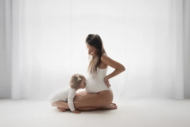 Scène grossesse Orléans, future maman, cadrage horizontal équilibré, contraste noir et blanc