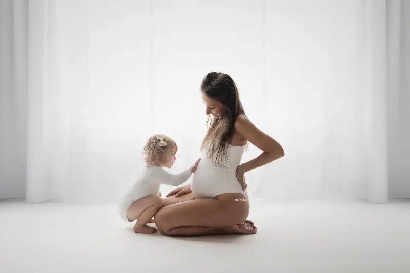 Séance grossesse grossesse à Orléans, silhouette de maternité, mise en scène horizontale douce, traitement monochrome élégant