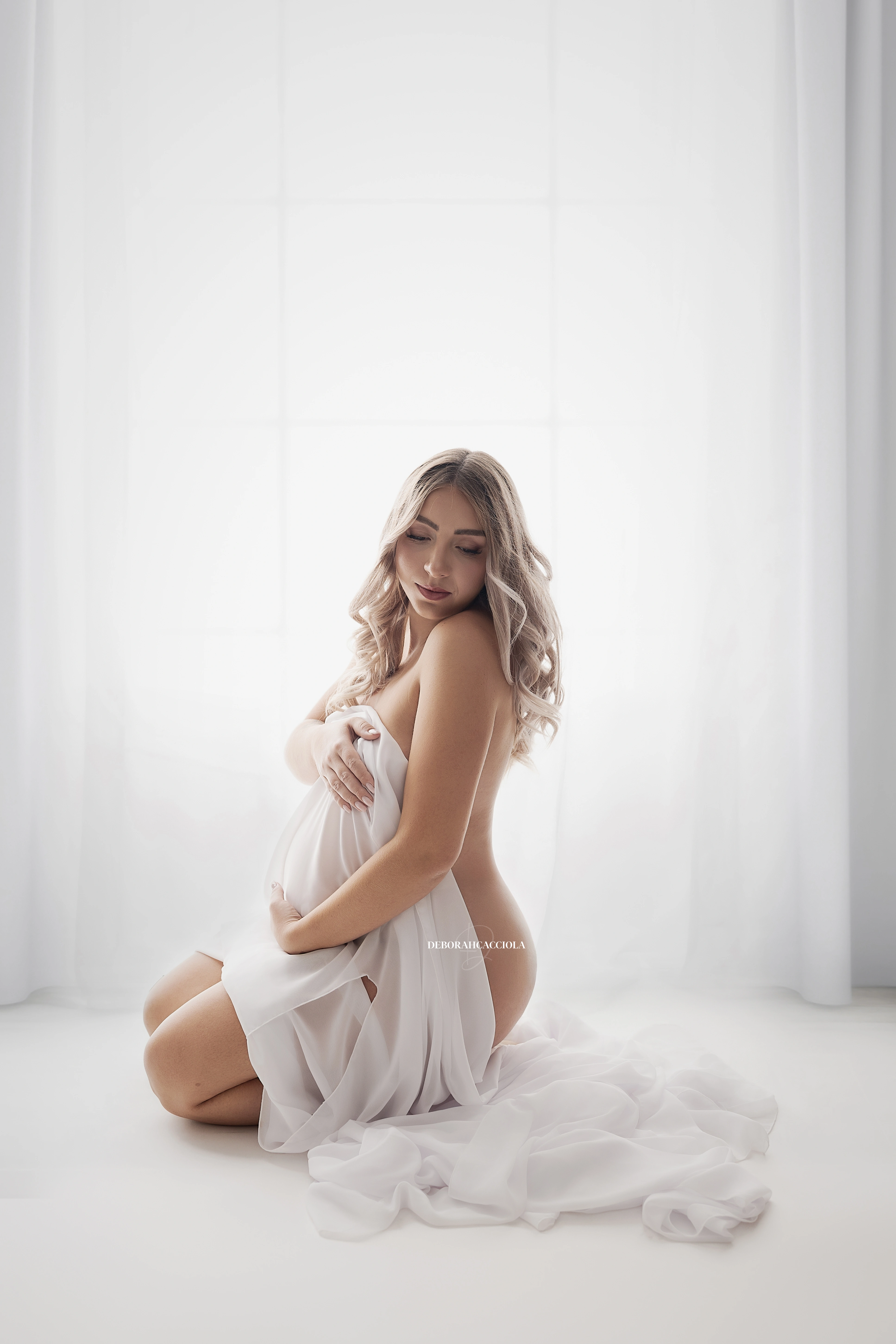 Portrait maternité à Orléans : instant de grossesse, plan vertical élégant, style monochrome