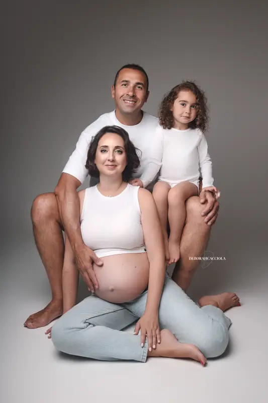 Portrait grossesse grossesse à Orléans, silhouette de maternité, portrait vertical soigné, palette douce