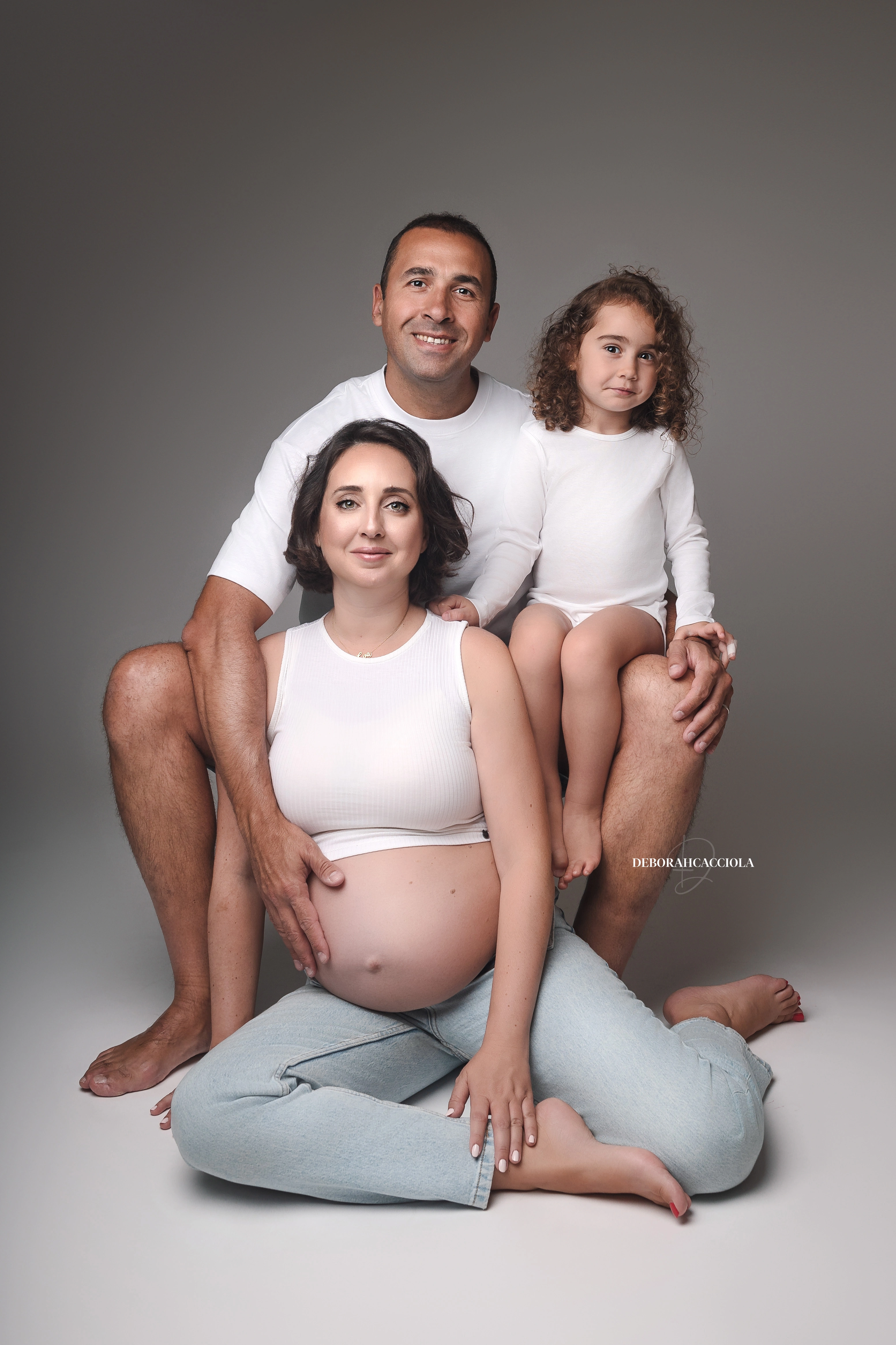 Portrait grossesse grossesse à Orléans, silhouette de maternité, portrait vertical soigné, palette douce