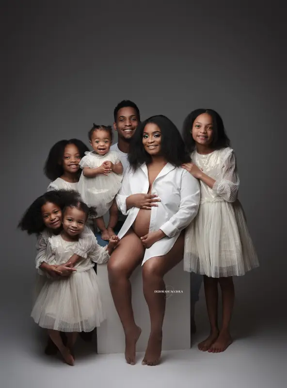 Portrait maternité en studio à Orléans : instant de grossesse, plan vertical élégant, style lumineux