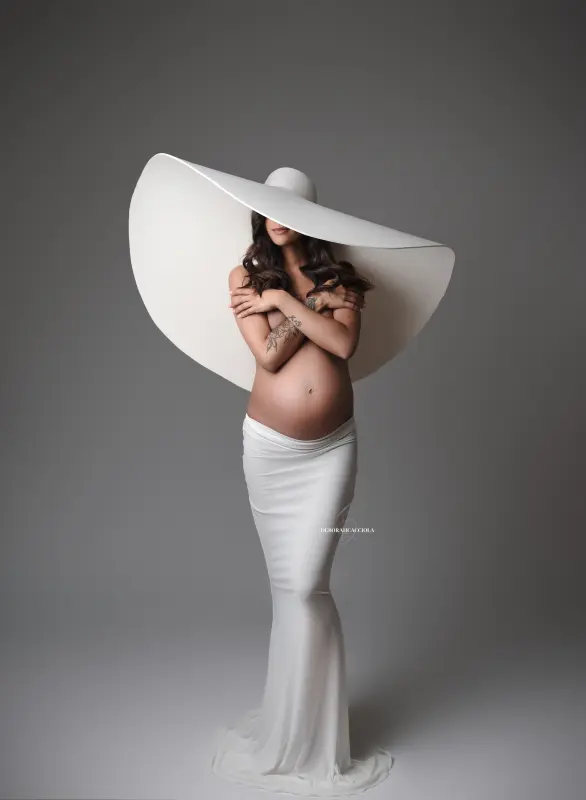 Portrait maternité à Orléans, femme enceinte, plan vertical élégant, rendu noir et blanc