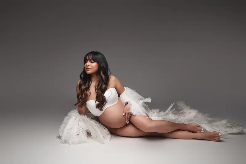 Scène grossesse Orléans, portrait maternité en studio, cadrage horizontal équilibré, tonalités naturelles