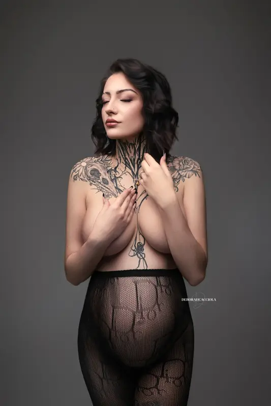 Photo grossesse grossesse à Orléans, future maman en séance studio, cadrage vertical doux, couleurs naturelles