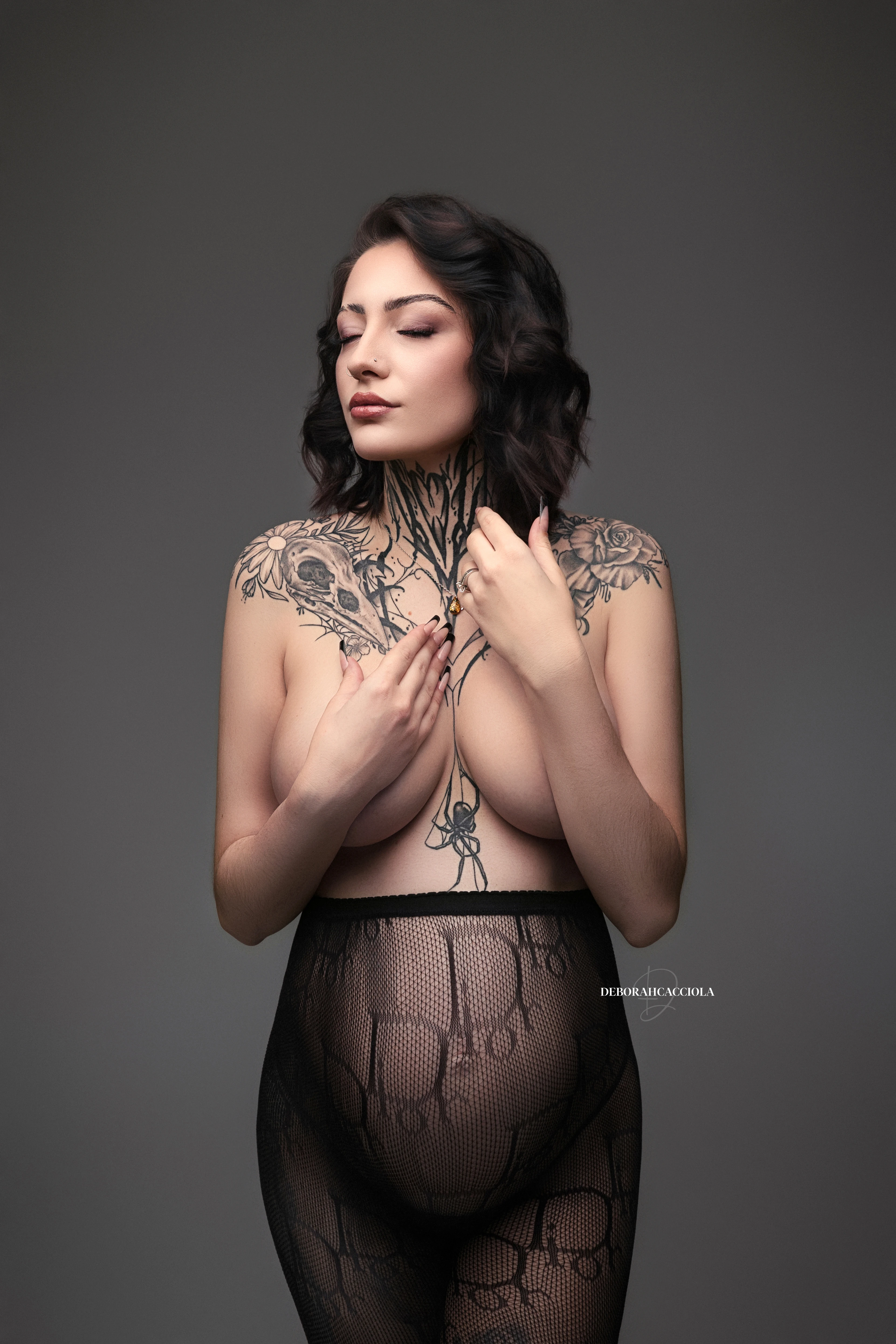 Photo grossesse grossesse à Orléans, future maman en séance studio, cadrage vertical doux, couleurs naturelles