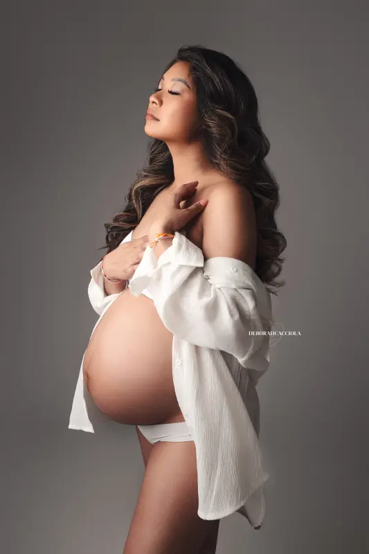 Portrait maternité à Orléans, portrait maternité en studio, portrait serré et naturel, rendu clair et naturel