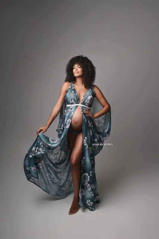 Portrait maternité en studio à Orléans : portrait de future maman, cadrage vertical doux, style lumineux