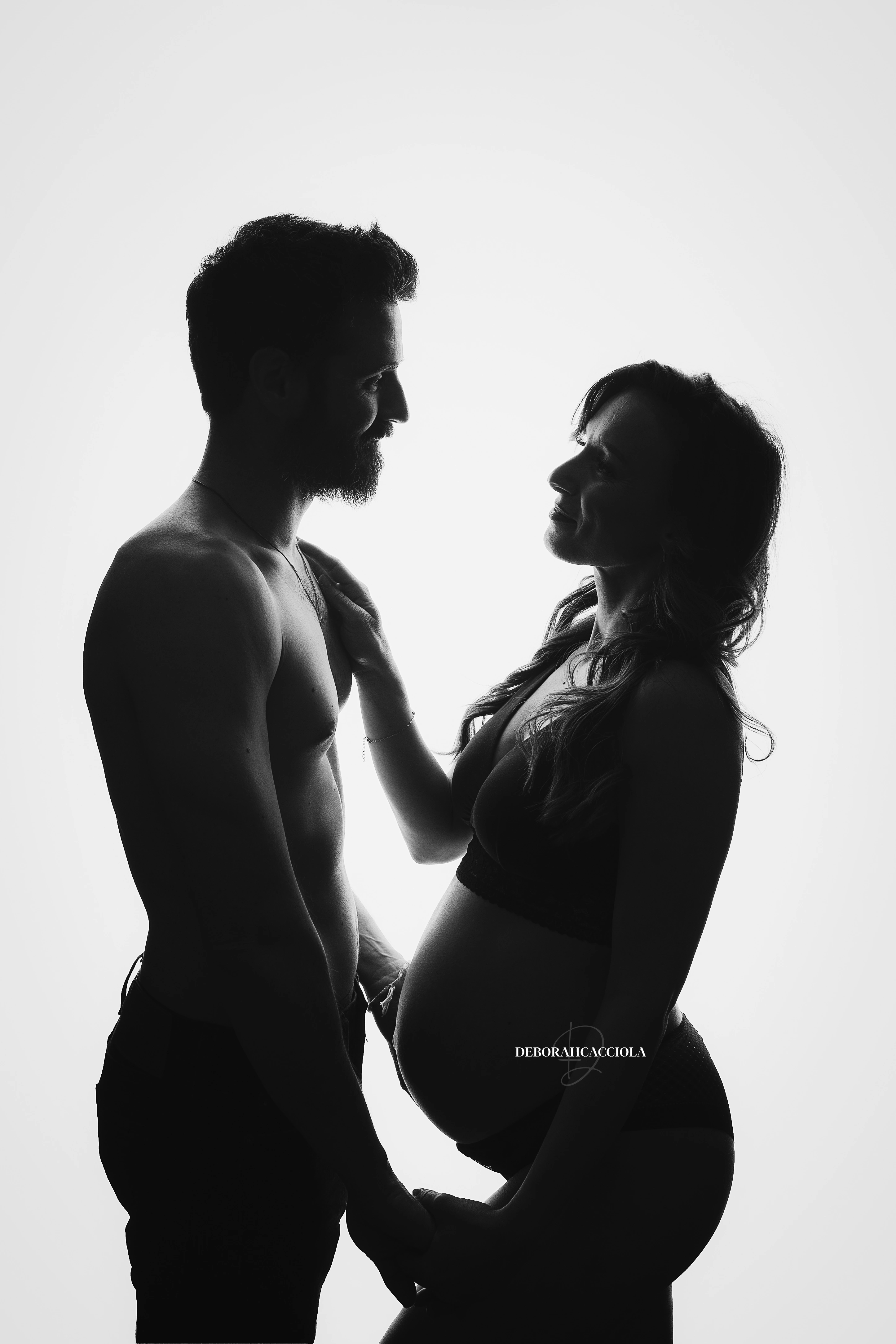 Portrait grossesse grossesse à Orléans, portrait maternité en studio, portrait serré et naturel, traitement monochrome élégant