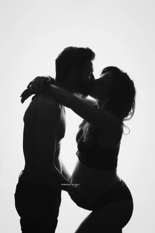 Portrait grossesse à Orléans : instant de grossesse, plan vertical élégant, style monochrome