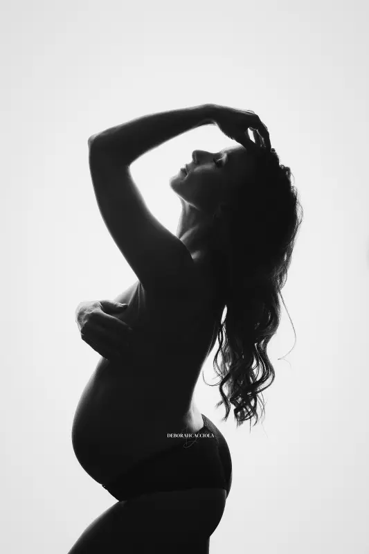 Photo grossesse à Orléans : maternité naturelle, portrait vertical soigné, style monochrome