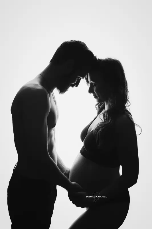 Portrait maternité en studio à Orléans : silhouette de maternité, portrait vertical soigné, style noir et blanc