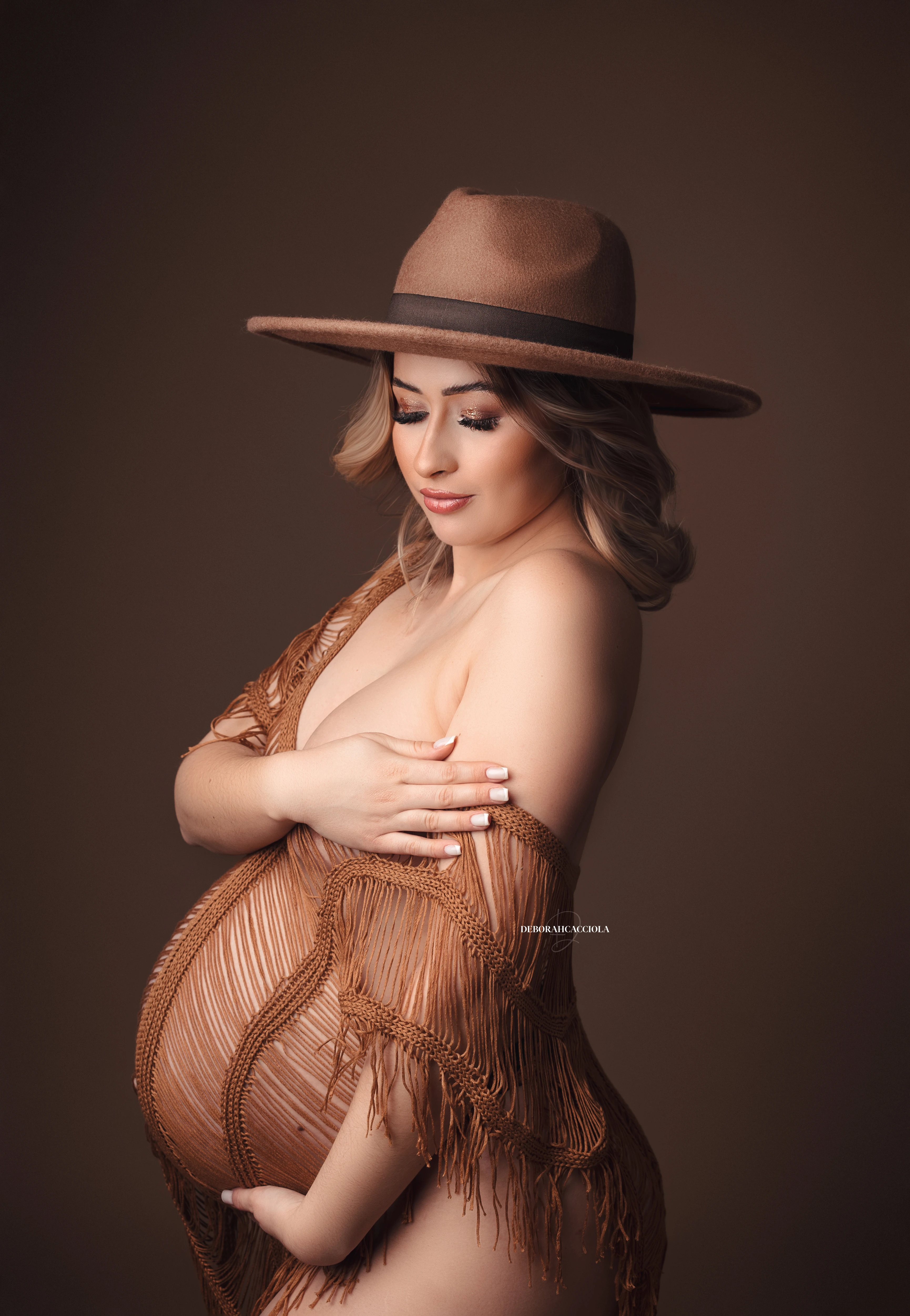 Photo grossesse à Orléans : future maman en séance studio, cadrage vertical doux, couleurs naturelles