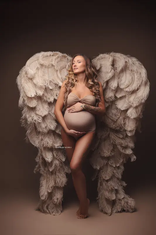 Portrait grossesse en studio à Orléans : femme enceinte, plan vertical élégant, en couleur