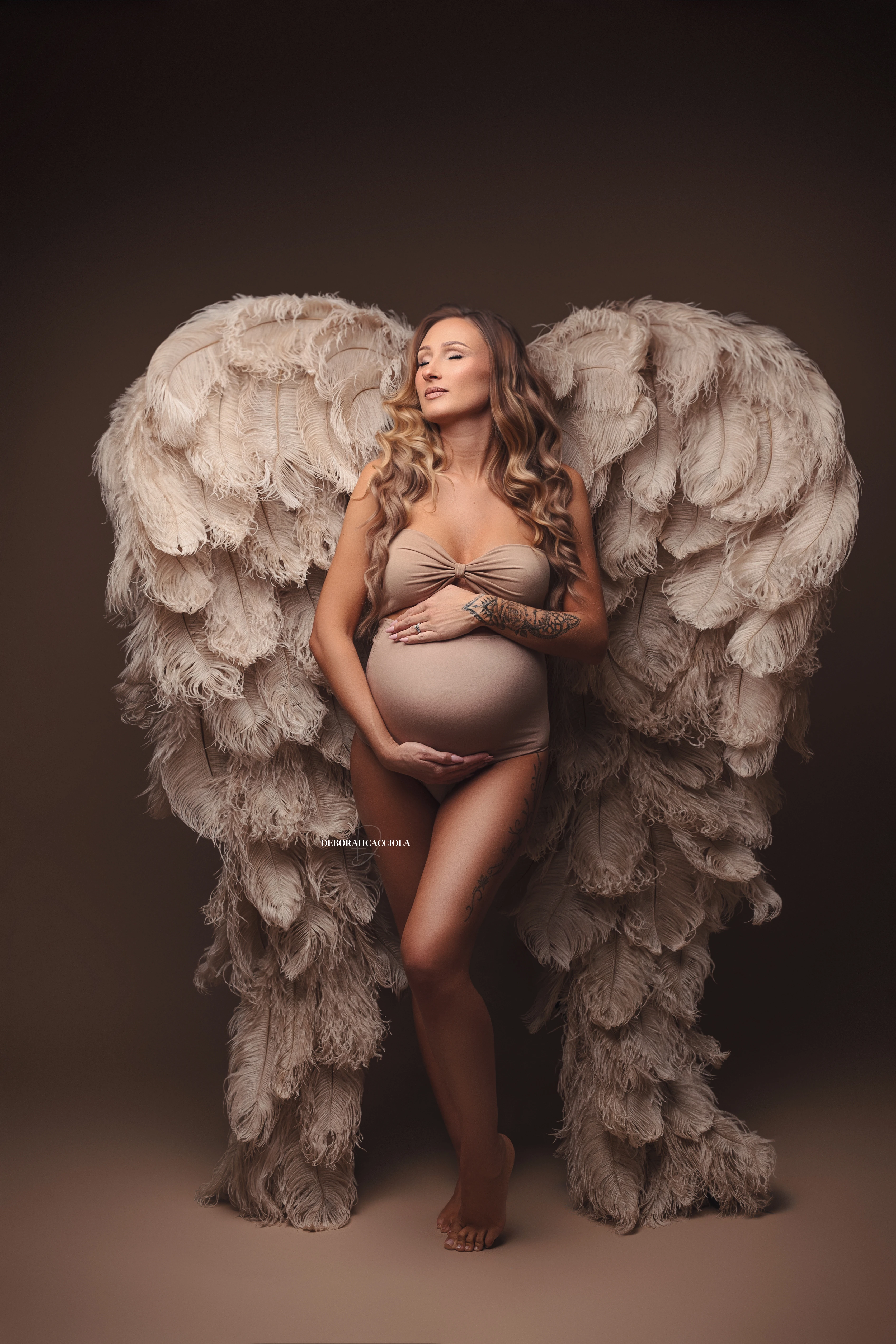 Portrait grossesse en studio à Orléans : femme enceinte, plan vertical élégant, en couleur