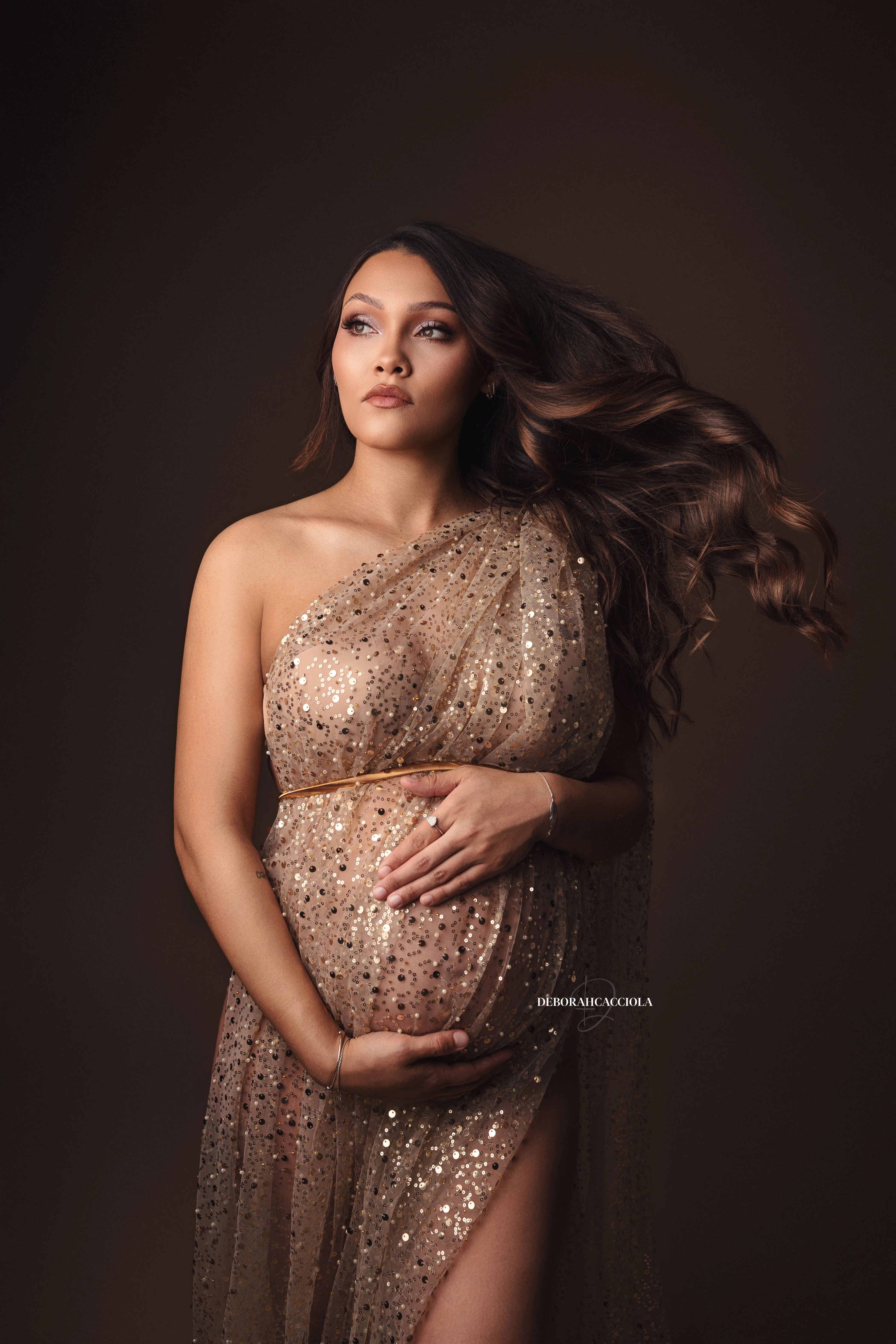 Photo grossesse en studio à Orléans : future maman, portrait serré et naturel, tonalités naturelles