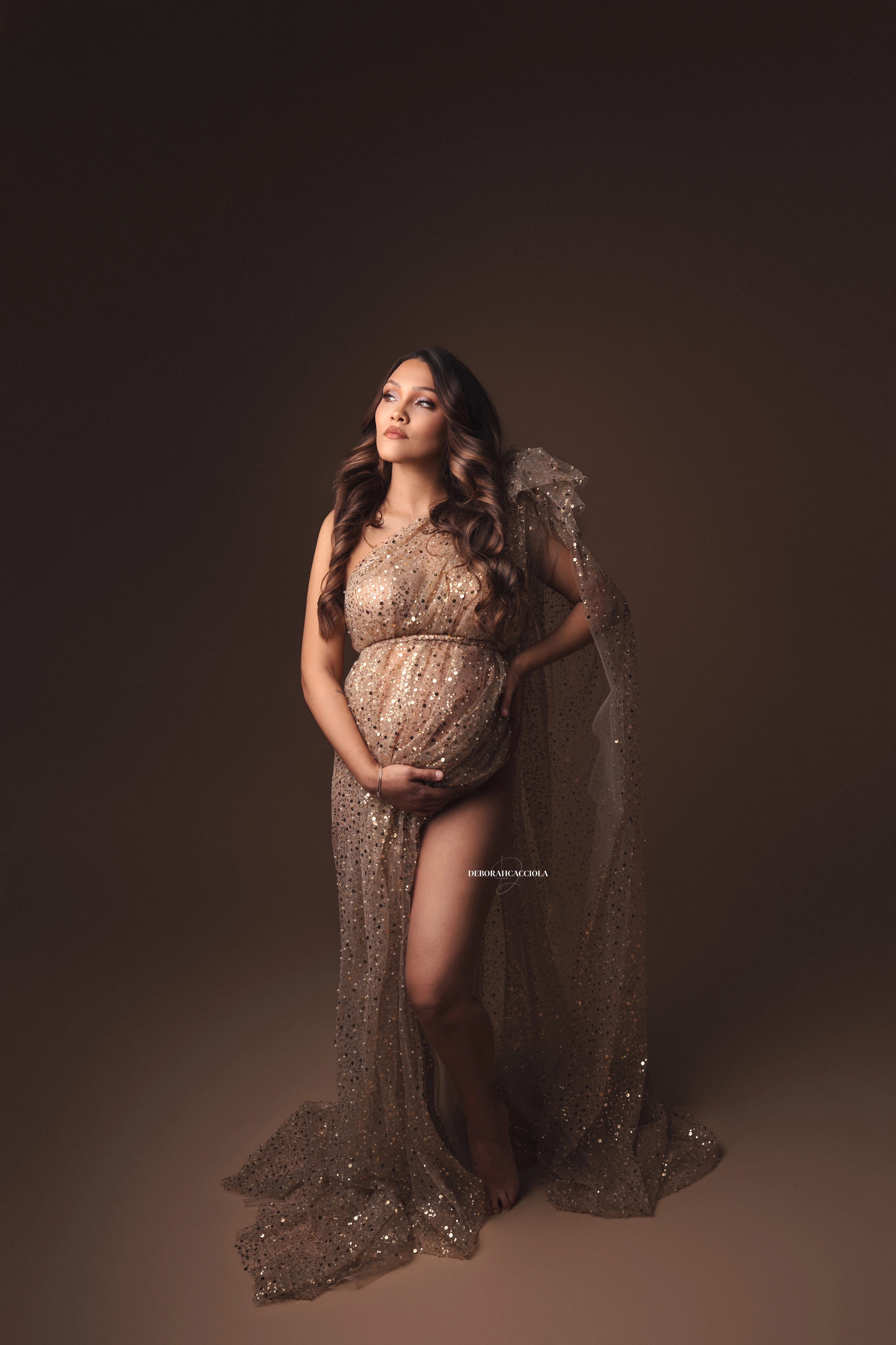 Portrait maternité grossesse à Orléans, portrait maternité en studio, portrait serré et naturel, rendu clair et naturel