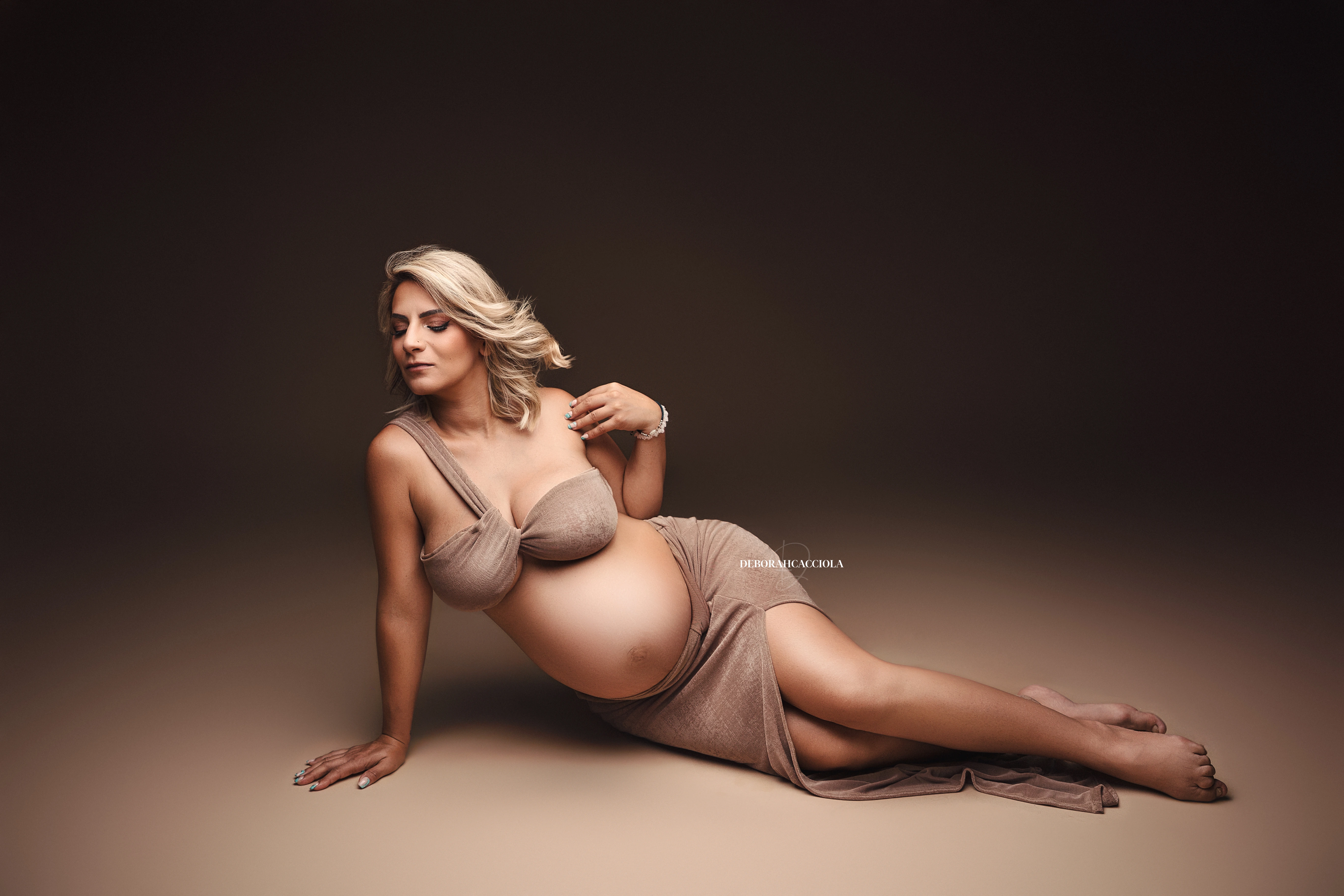 Photo grossesse à Orléans : instant de grossesse, composition large et naturelle, en couleur