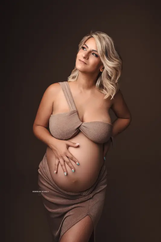 Portrait maternité Orléans, portrait maternité en studio, portrait serré et naturel, rendu clair et naturel