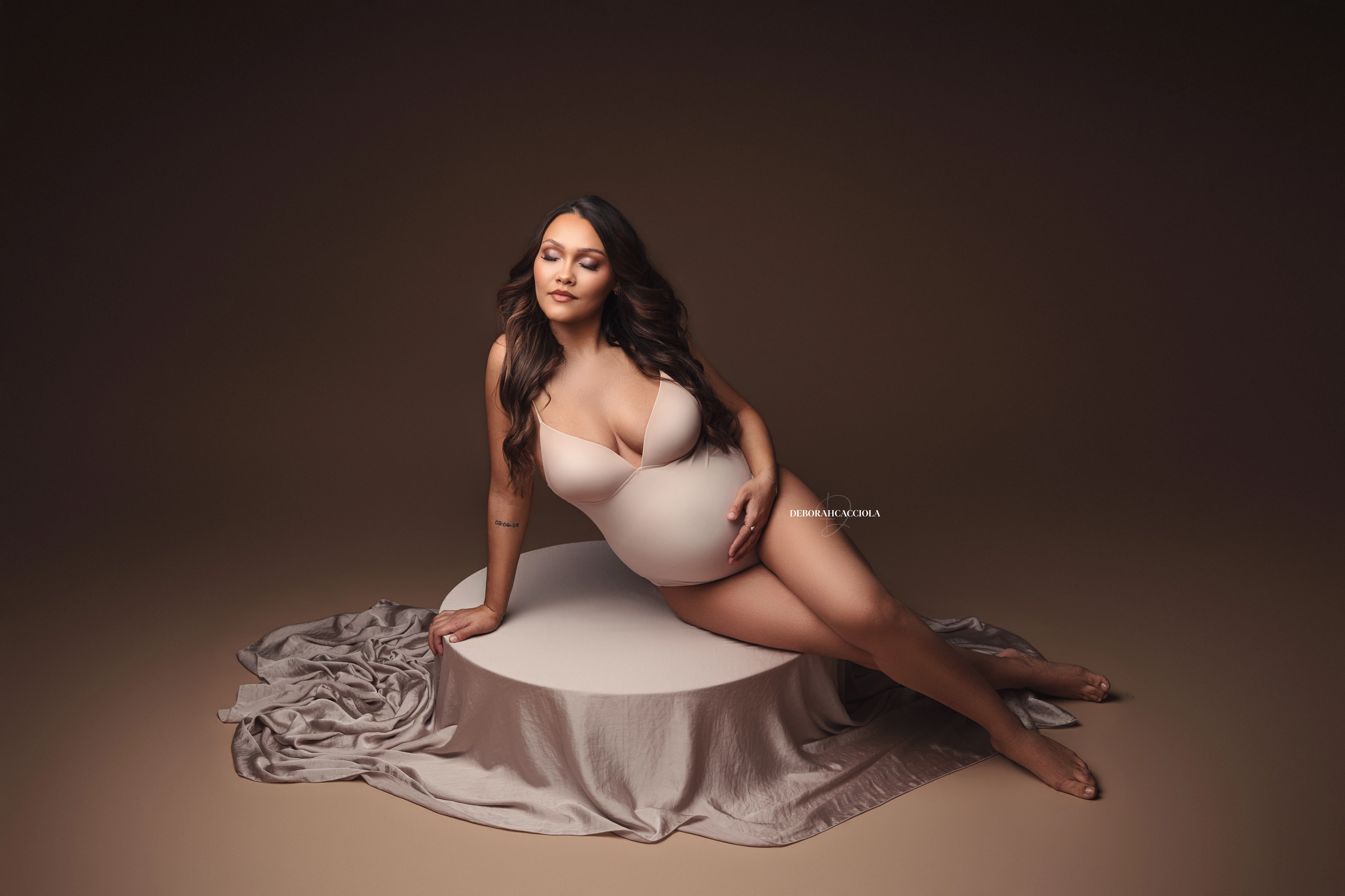 Séance grossesse à Orléans, femme enceinte, composition large et naturelle, style lumineux