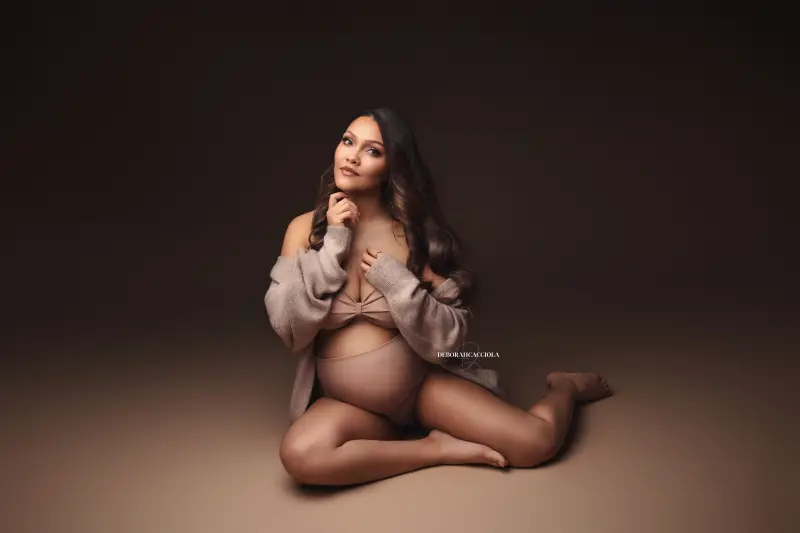 Séance grossesse en studio à Orléans : portrait maternité en studio, cadrage horizontal équilibré, rendu clair et naturel