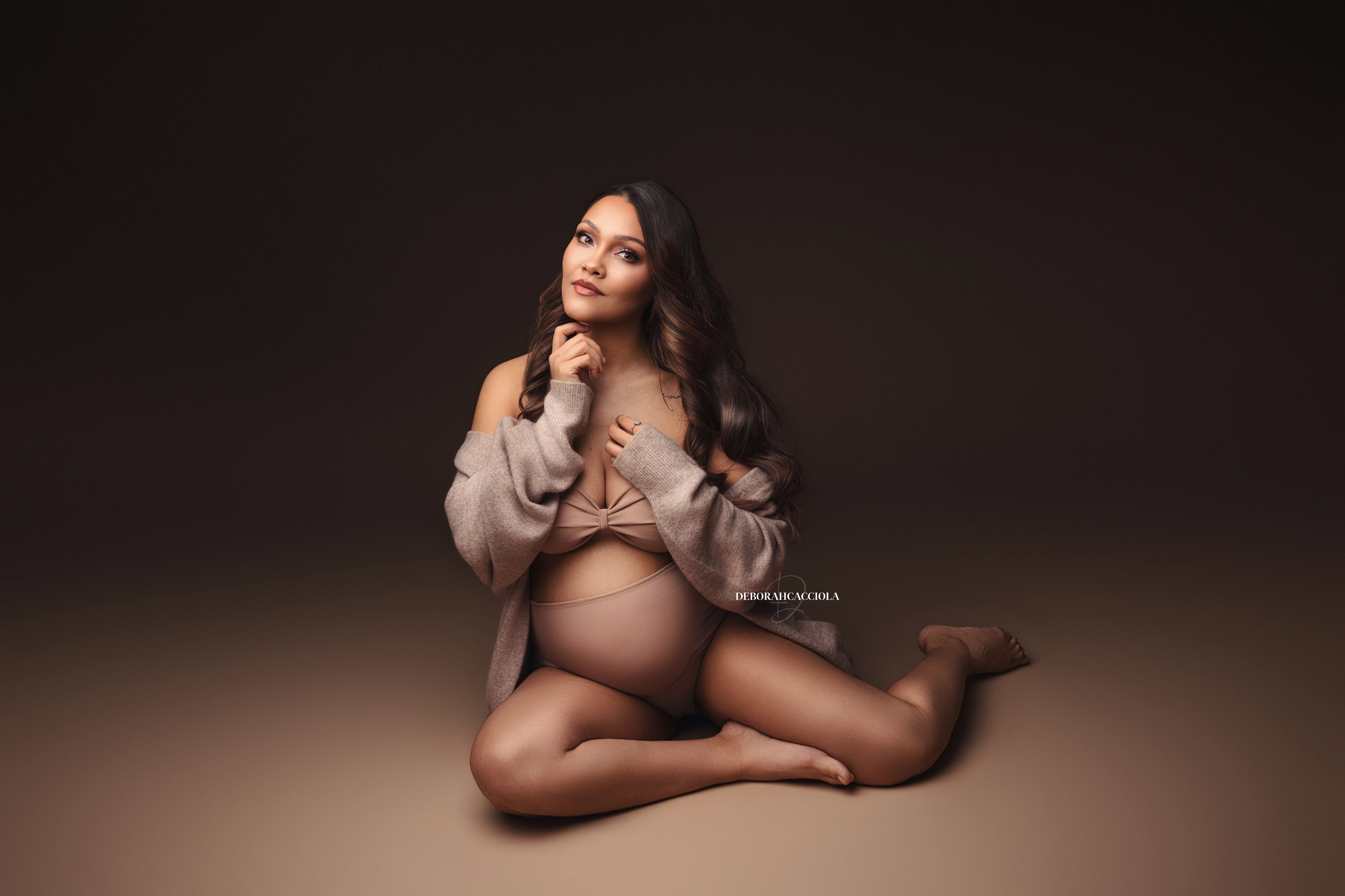 Séance grossesse en studio à Orléans : portrait maternité en studio, cadrage horizontal équilibré, rendu clair et naturel