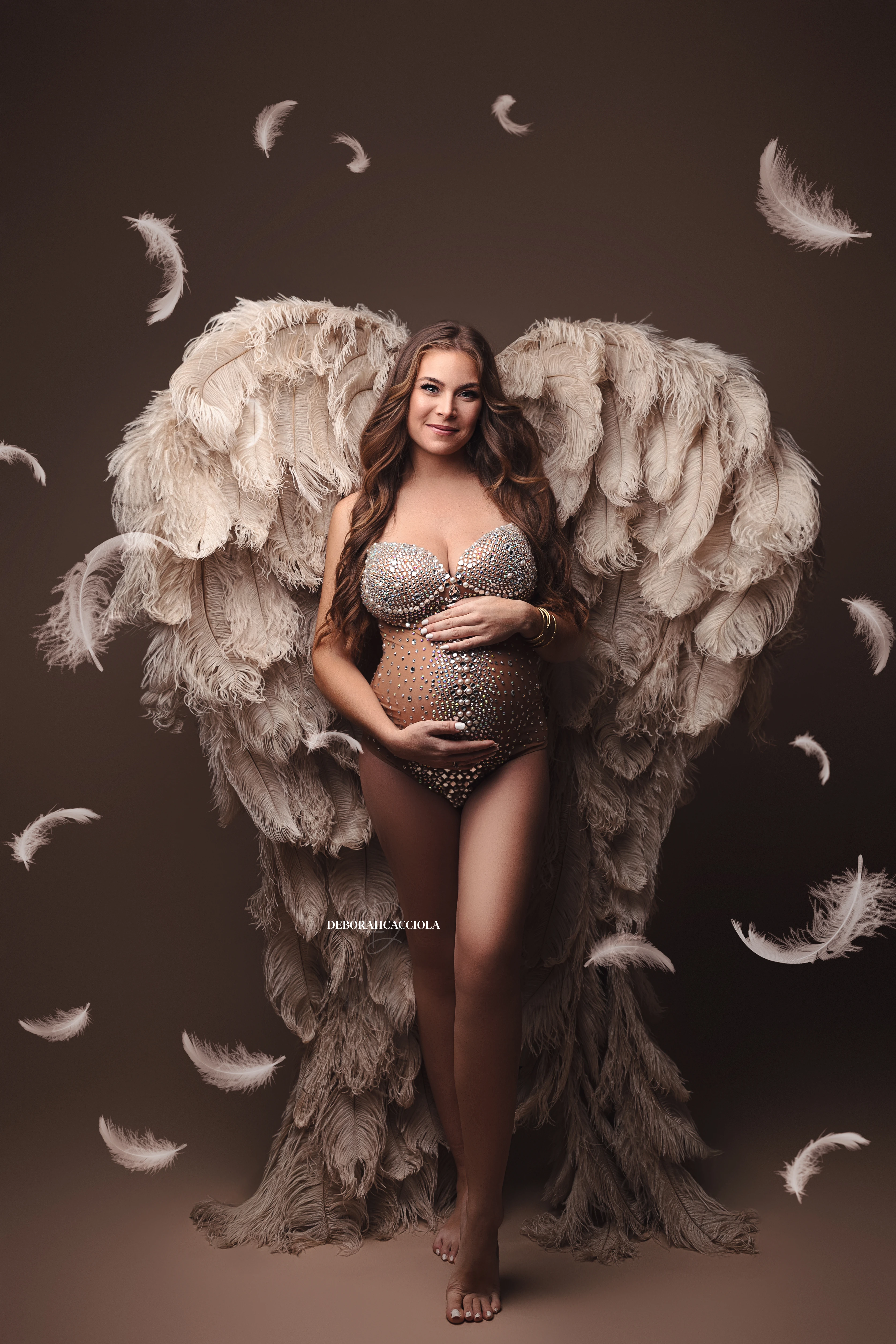 Photo grossesse en studio à Orléans : instant de grossesse, plan vertical élégant, couleurs naturelles