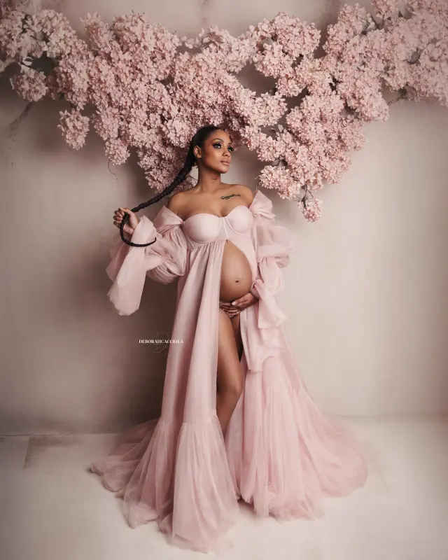 Portrait maternité grossesse à Orléans, future maman, portrait serré et naturel, rendu clair et naturel