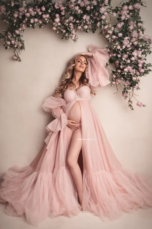 Portrait grossesse en studio à Orléans : portrait de future maman, cadrage vertical doux, en couleur