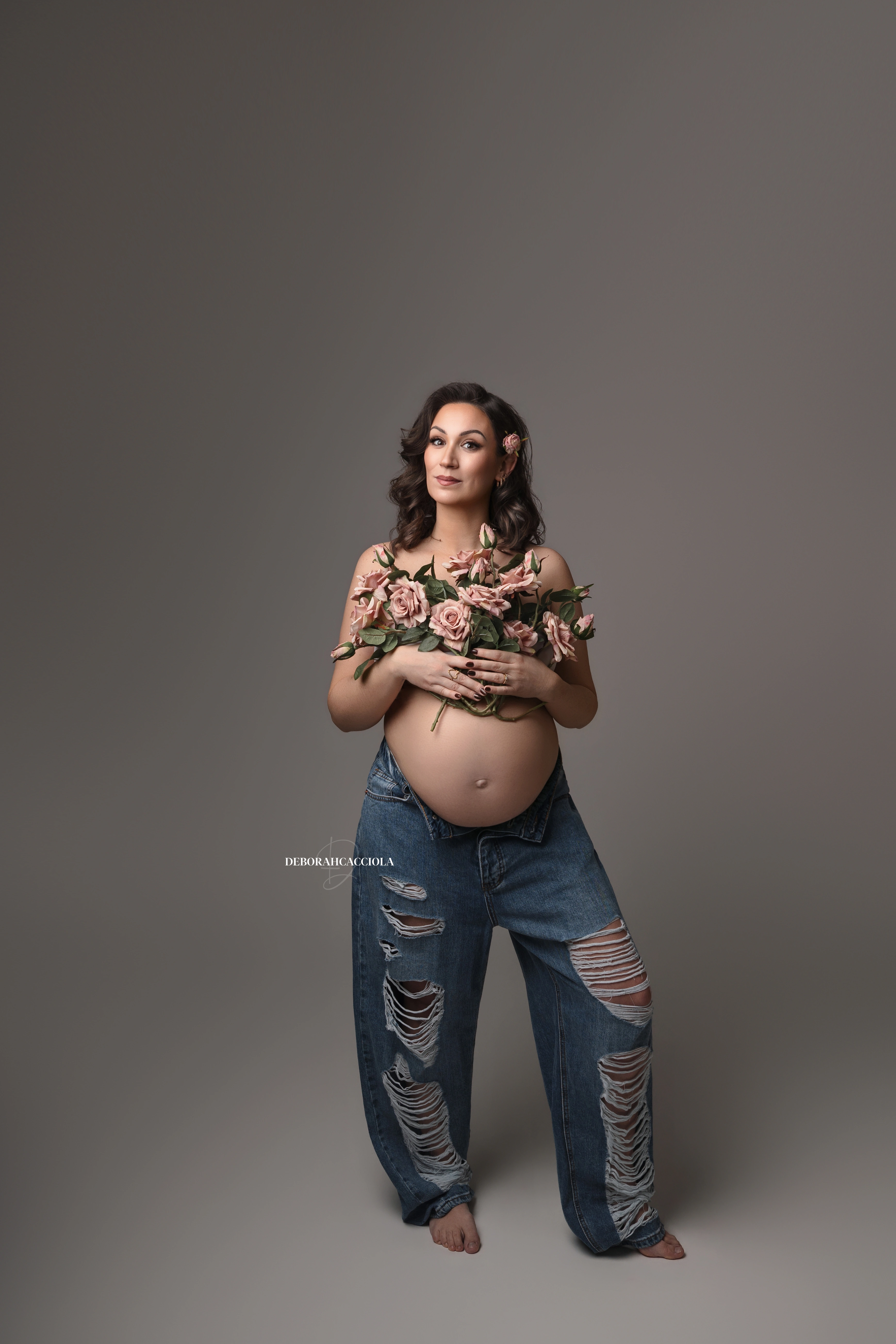 Photo grossesse à Orléans, instant de grossesse, plan vertical élégant, couleurs naturelles