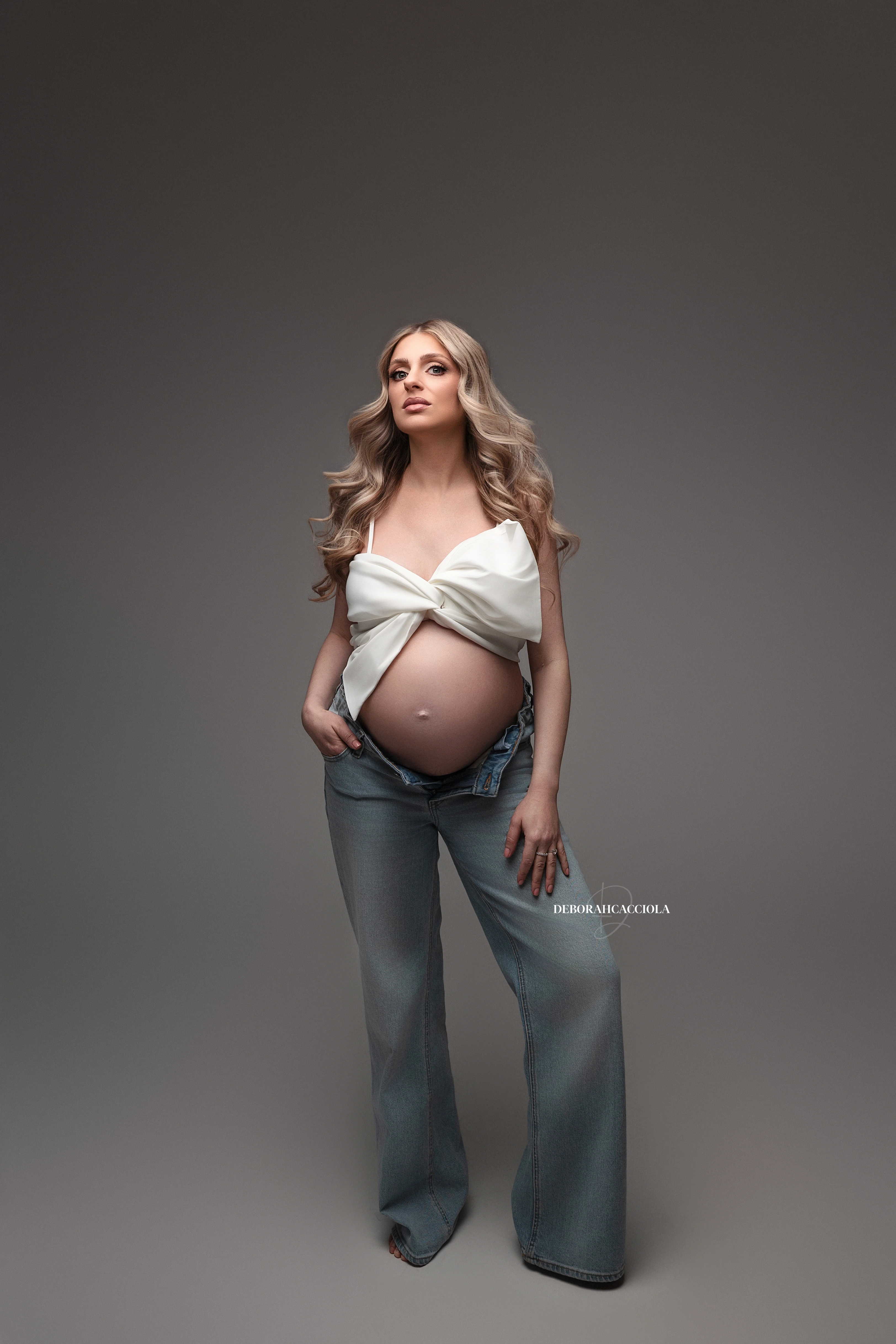 Portrait grossesse à Orléans, femme enceinte, plan vertical élégant, en couleur
