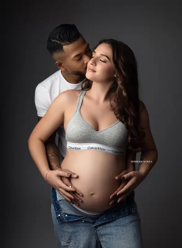 Portrait grossesse grossesse à Orléans, portrait de future maman, cadrage vertical doux, en couleur