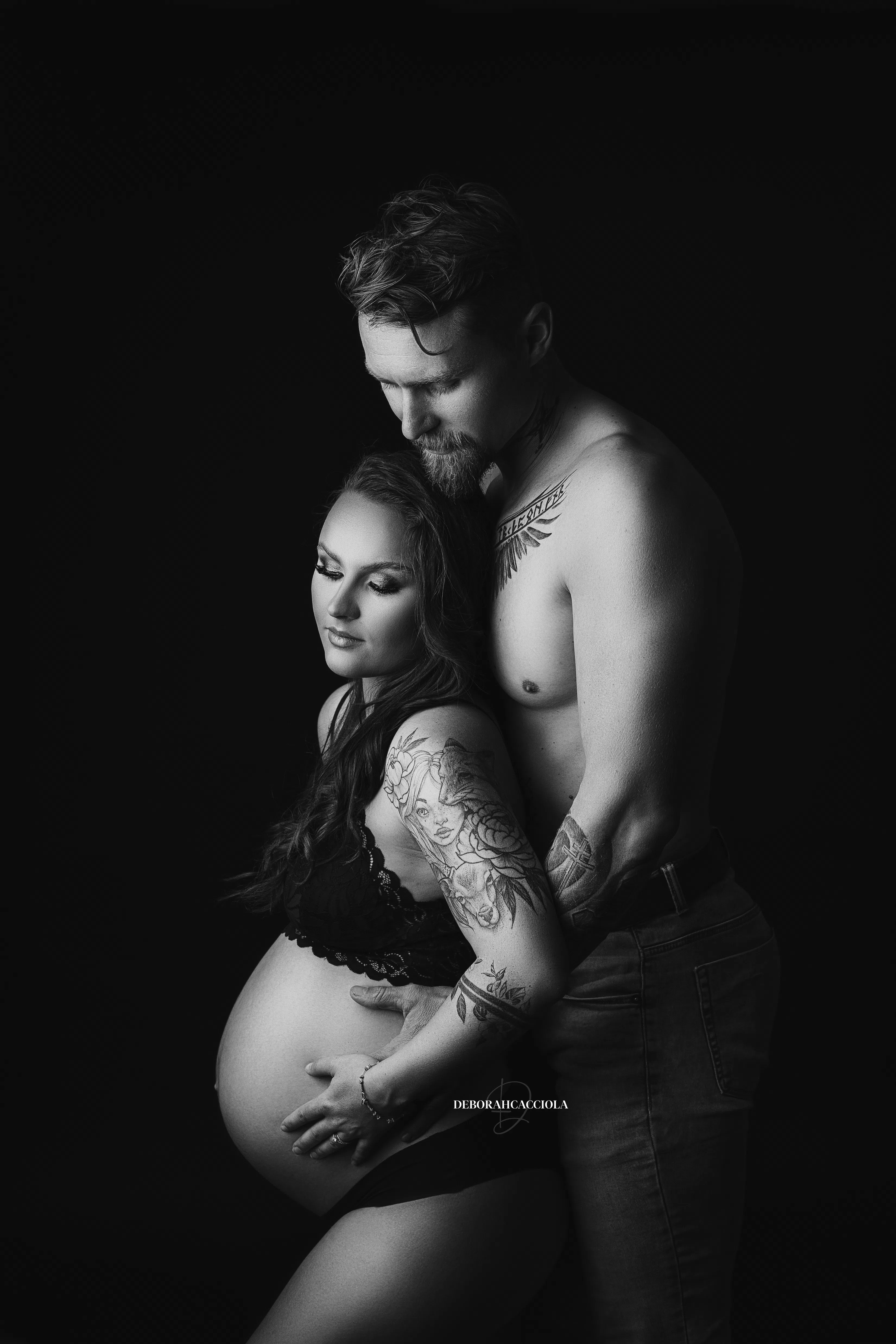 Portrait grossesse Orléans, future maman en séance studio, cadrage vertical doux, contraste noir et blanc