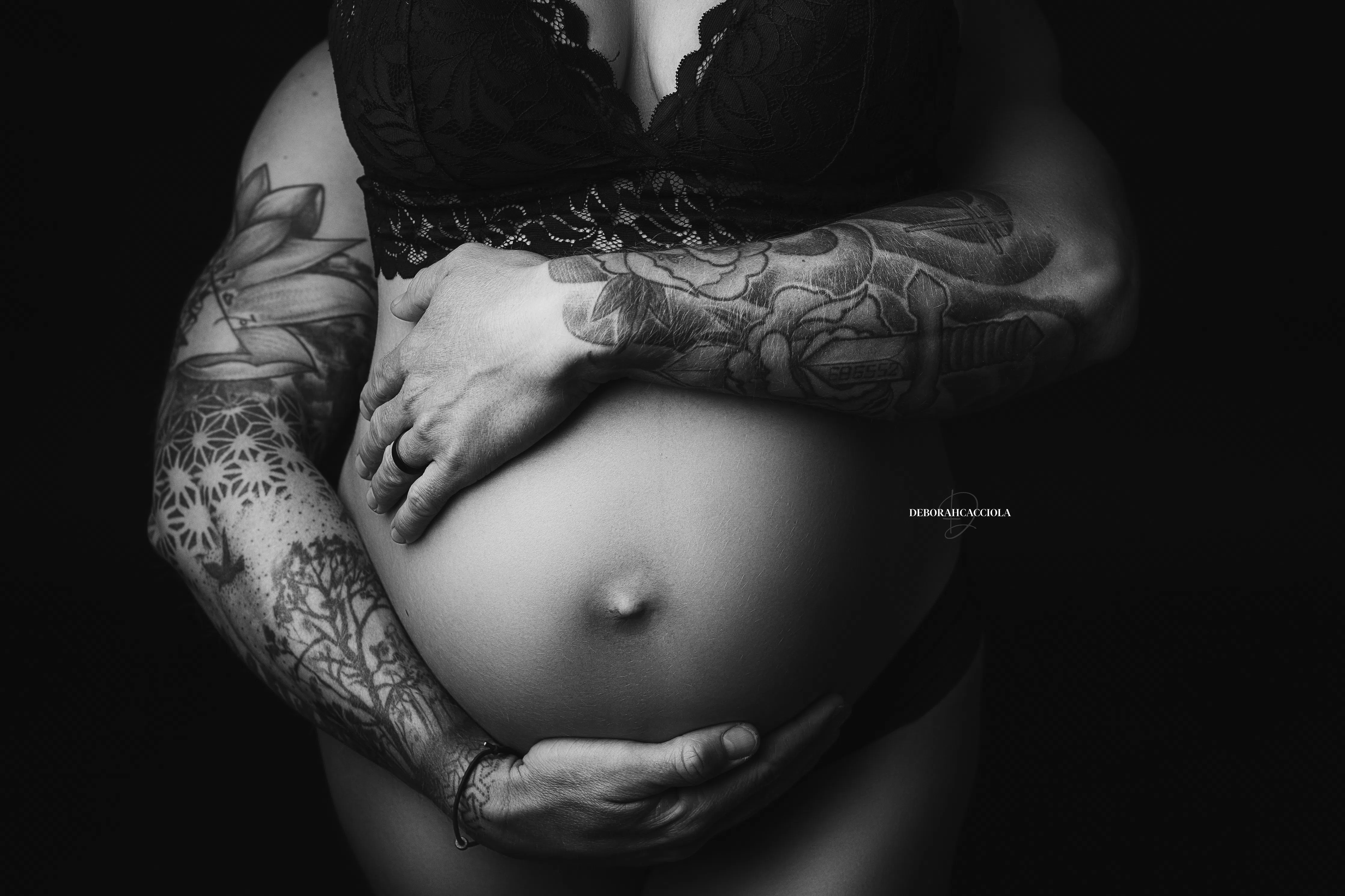 Séance grossesse Orléans, maternité naturelle, mise en scène horizontale douce, contraste noir et blanc