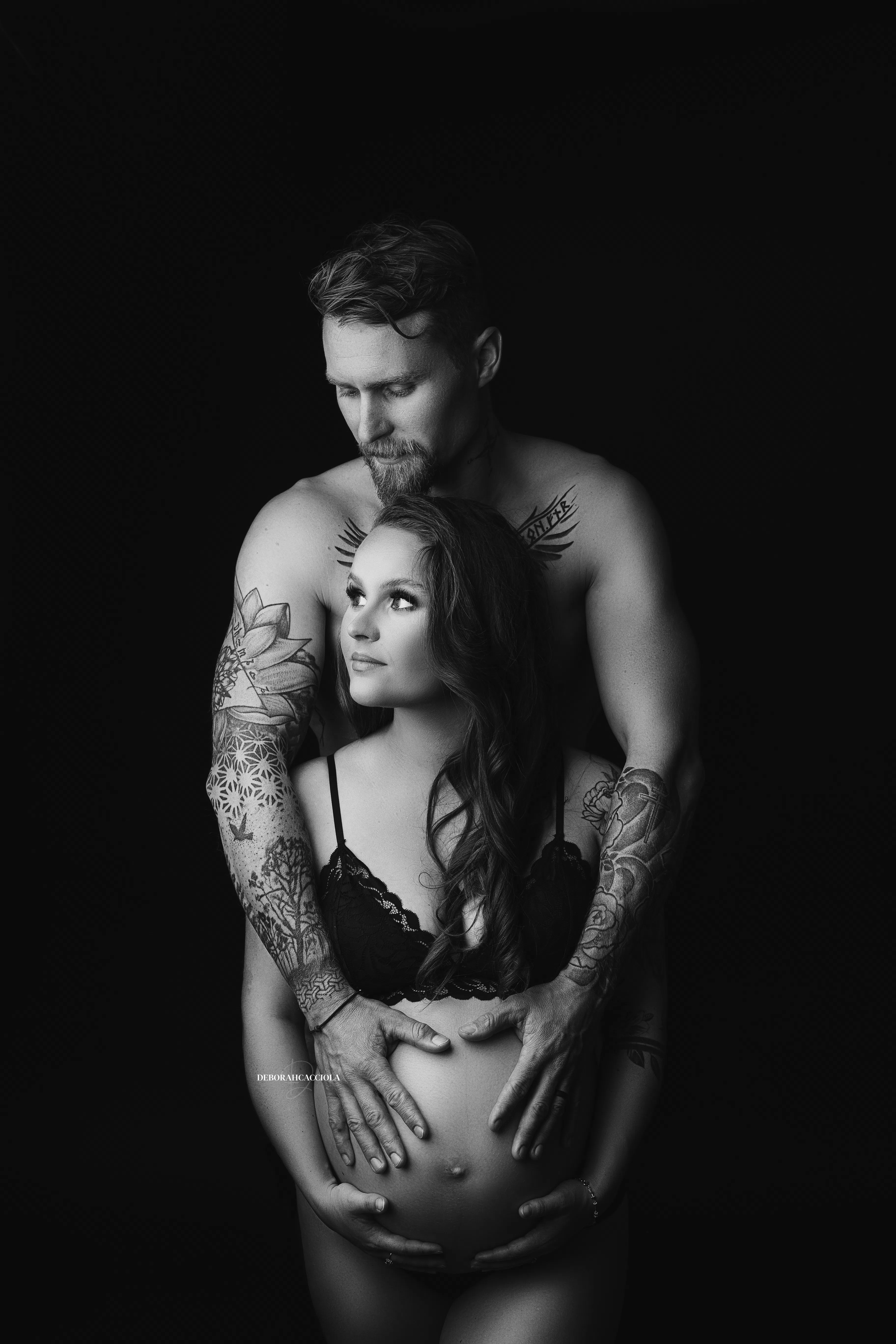 Portrait maternité à Orléans : future maman en séance studio, cadrage vertical doux, style monochrome