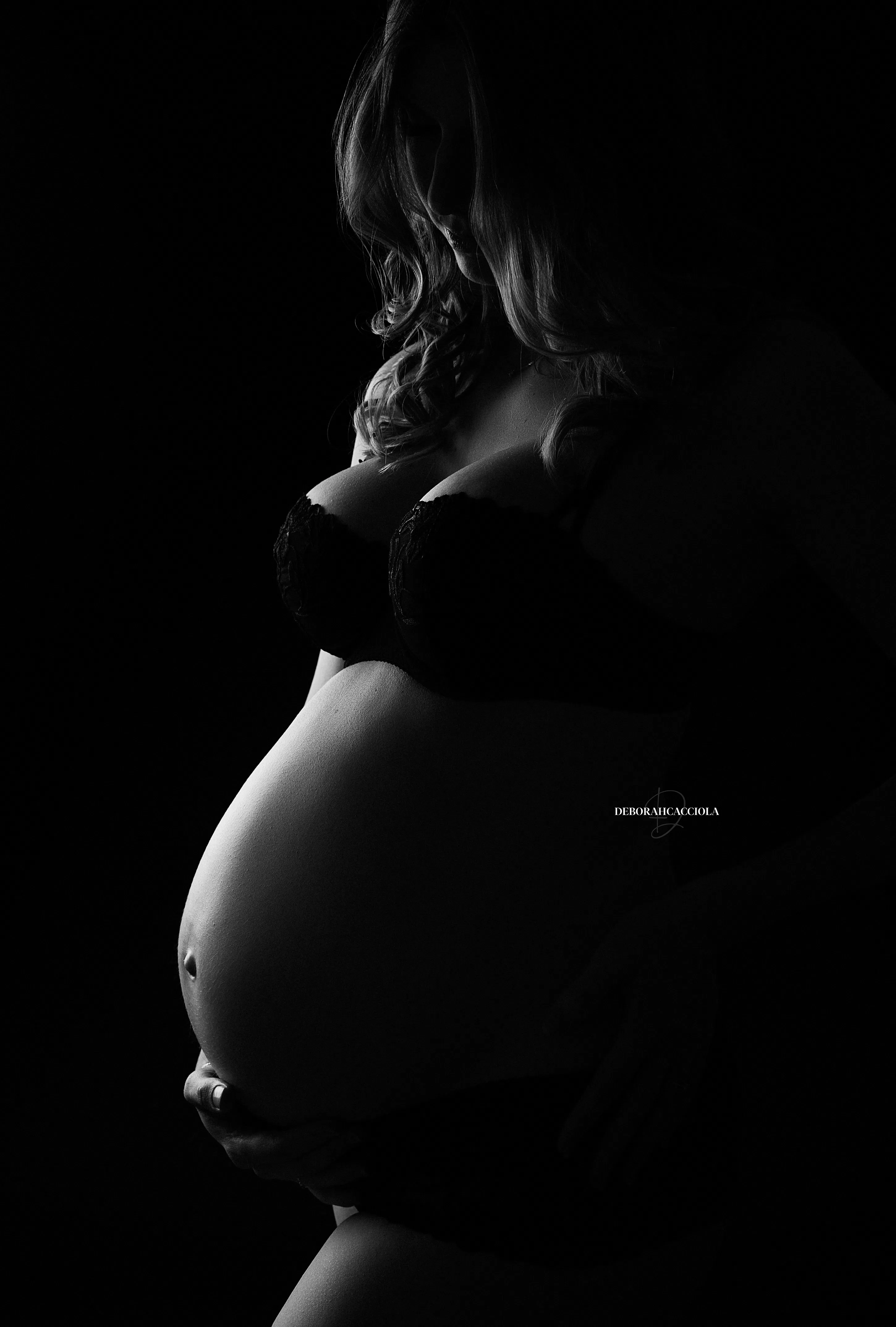 Portrait maternité Orléans, future maman en séance studio, cadrage vertical doux, contraste noir et blanc