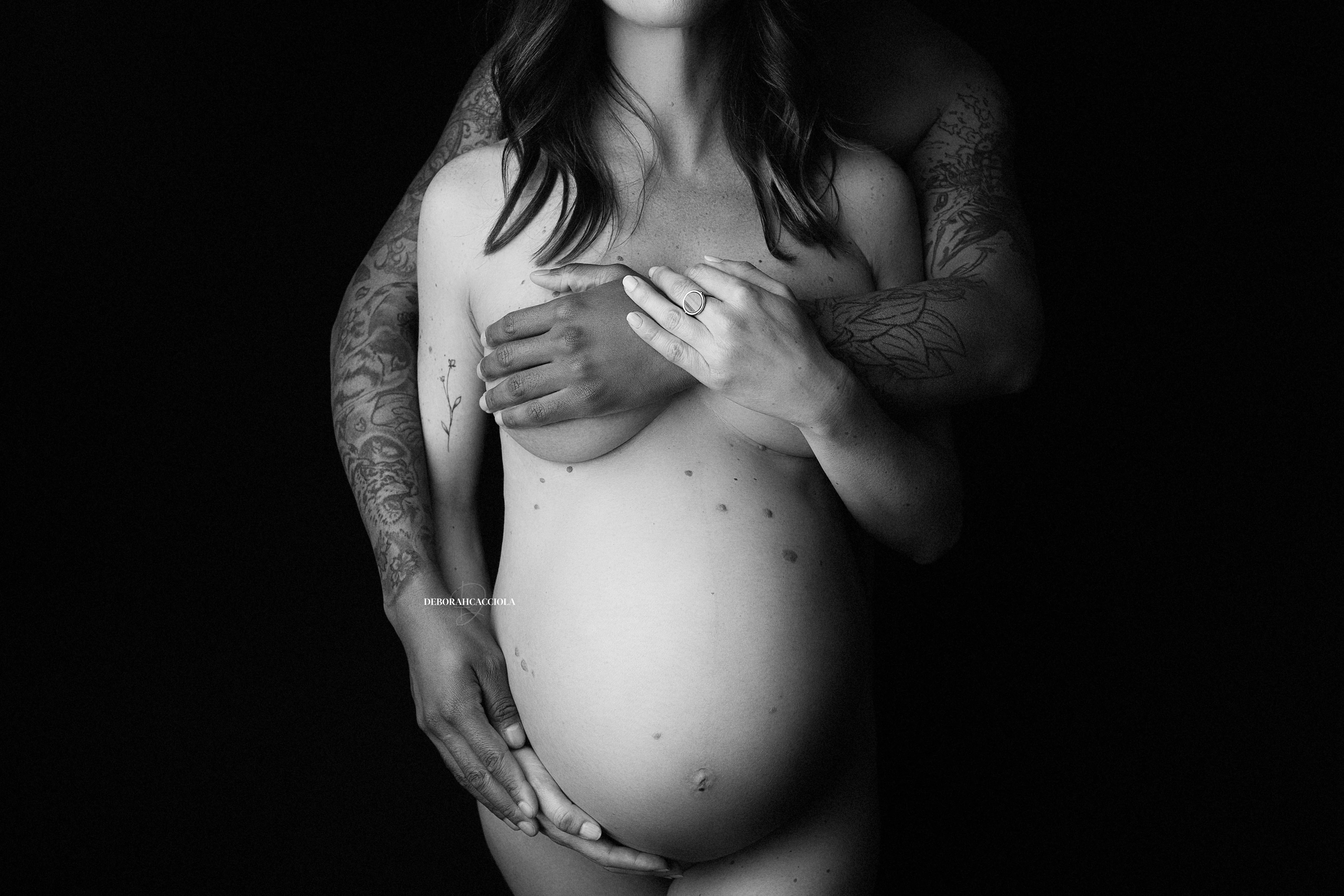 Scène grossesse en studio à Orléans : instant de grossesse, composition large et naturelle, style noir et blanc