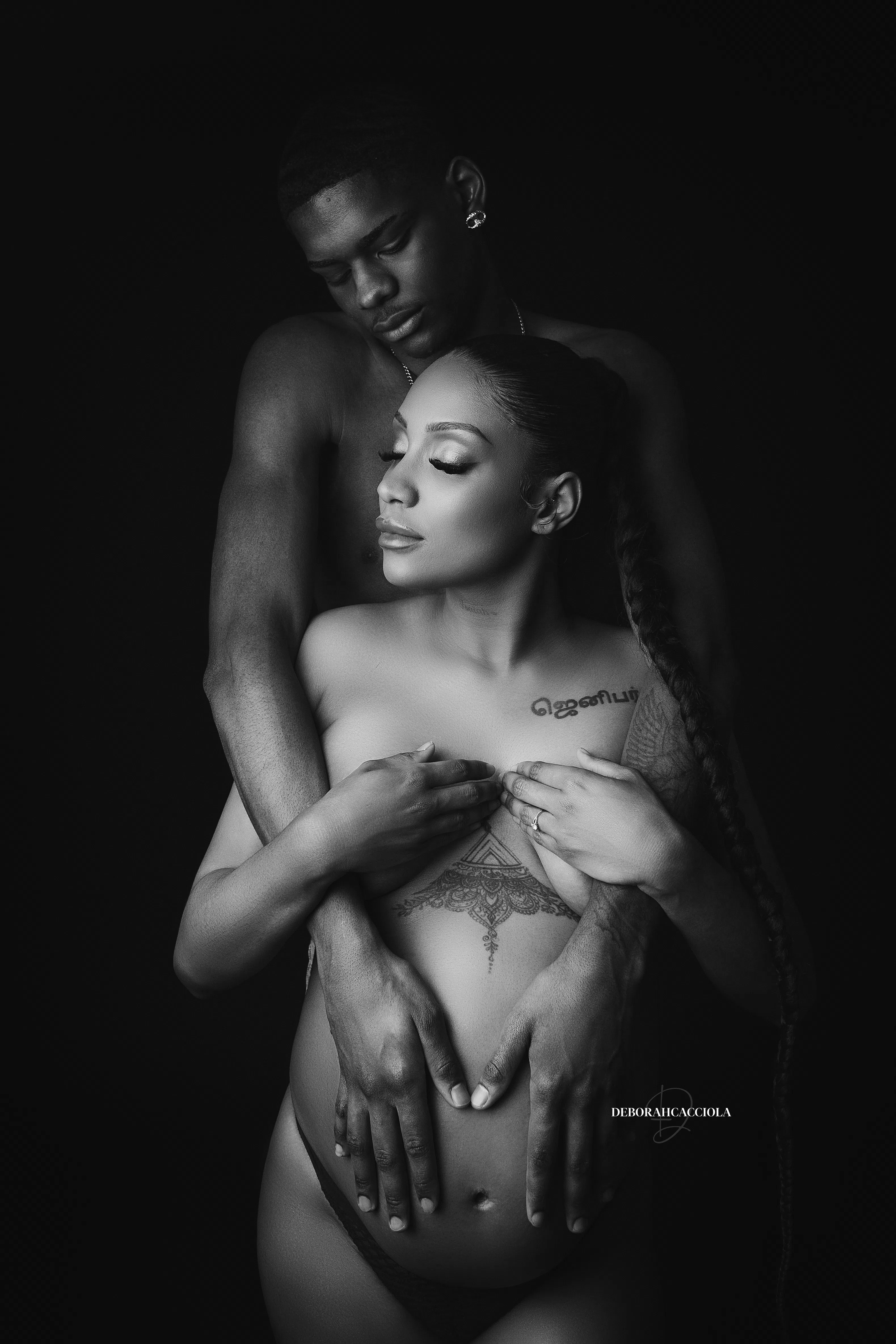 Portrait maternité Orléans, instant de grossesse, plan vertical élégant, contraste noir et blanc