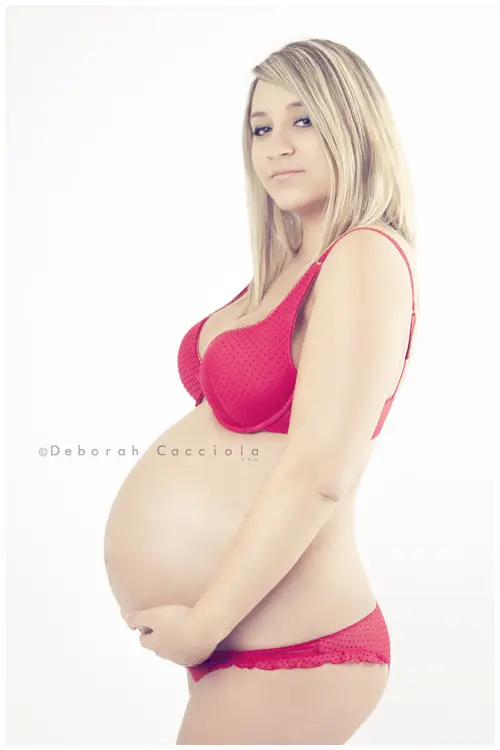 Portrait grossesse Orléans, instant de grossesse, plan vertical élégant, en couleur