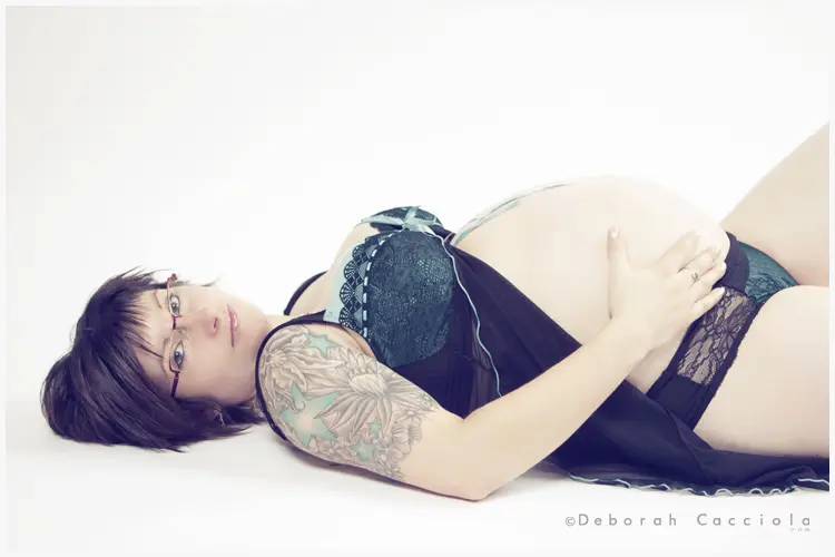 Photo grossesse en studio à Orléans : portrait maternité en studio, cadrage horizontal équilibré, palette douce