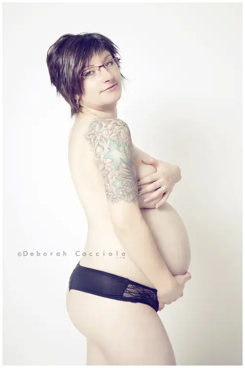 Portrait grossesse à Orléans, portrait maternité en studio, portrait serré et naturel, palette douce