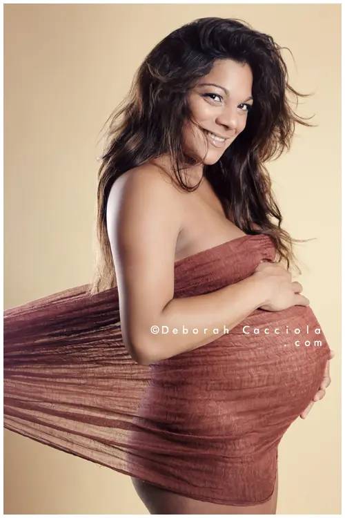 Portrait grossesse à Orléans : portrait de future maman, cadrage vertical doux, en couleur